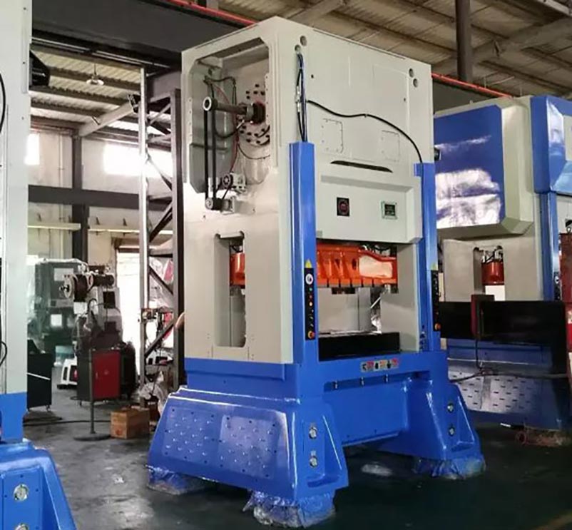 高速?zèng)_床生產(chǎn)車(chē)間